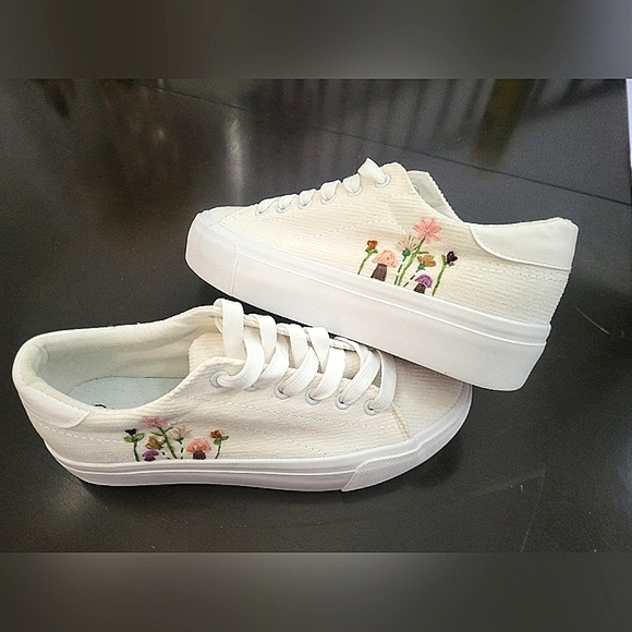 Embroidered platform corduroy sneaker - Picture 1 of 5
